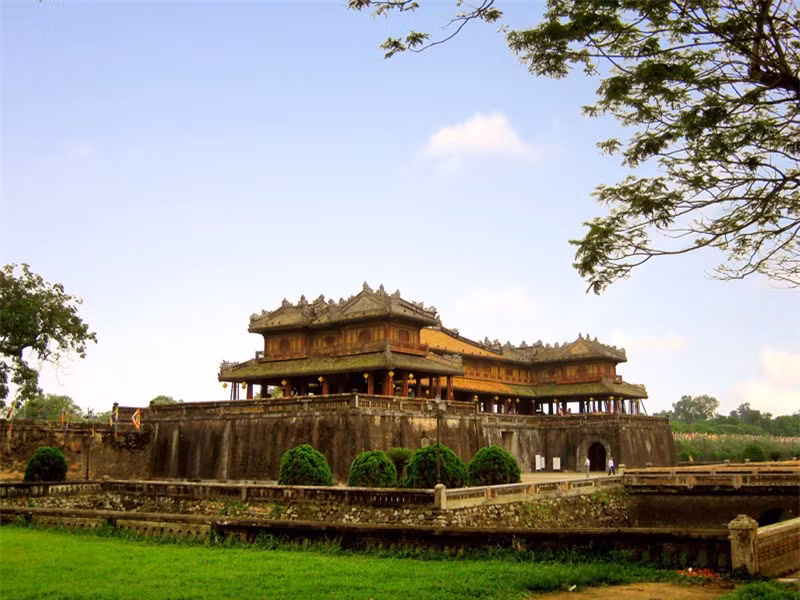 Ngay sau khi lên ngôi, vua Gia Long đã tiến hành khảo sát chọn vị trí xây thành mới, cuối cùng ông đã chọn vùng đất rộng bên bờ Bắc sông Hương gồm phần đất của các làng Phú Xuân, Vạn Xuân, Diễn Phái, An Vân, An Hoà, An Mỹ, An Bảo, Thế Lại cùng một phần của hai con sông Bạch Yến và Kim Long làm nơi xây thành. Ảnh: Bùi Thụy Đào Nguyên.