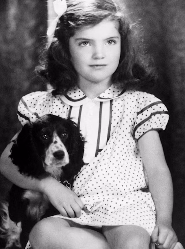 Sinh ngày 28/7/1929 ở Southampton, New York, Jacqueline Kennedy có tuổi thơ ở 2 nơi là Manhattan và Long Island. Bà thường được gọi một cách thân mật là Jackie, Jackie Bouvier, Jackie Kennedy, Jackie Onassis và, đôi khi là Jackie O. Bức ảnh chụp Jackie năm 1935, khi mới 6 tuổi.