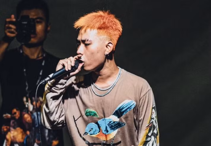 Wxrdie (Phạm Nam Hải, 2000): Wxrdie tạo dựng tên tuổi từ King of Rap mùa 1. Anh cũng từng kết hợp cùng rapper Andree Right Hand. Sở trường của Wxrdie là melodic rap, nhưng nam rapper còn mạnh ở những cú fast flow.