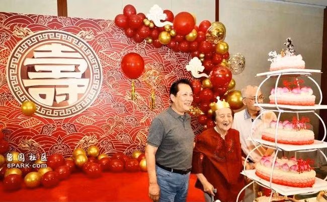 "Gia Cát Lượng" từng bị đồn ép vợ tự tử, U70 vẫn phong độ - Hình 8 "Gia Cát Lượng" từng bị đồn ép vợ tự tử, U70 vẫn phong độ ảnh 8