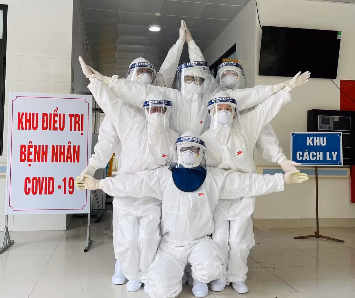 Mọi người đều mặc đồ bảo hộ, đeo khẩu trang, kính chắn giọt bắn kín mít, khó phân biệt ai với ai. Song, tất cả có mục tiêu chung là điều trị khỏi cho các bệnh nhân nhiễm SARS-CoV-2, nhanh chóng đẩy lùi dịch bệnh.