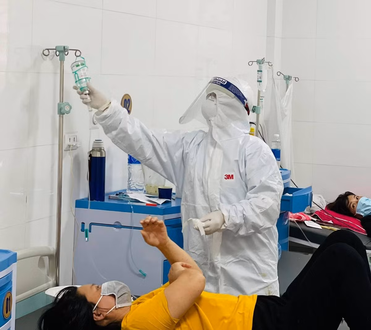 Thời gian này, ngoài việc phát thuốc, tiêm, truyền, các nhân viên y tế như chị Trang còn kiêm luôn hỗ trợ các nhu cầu cá nhân của người bệnh như lấy cơm, nước, đồ dùng. Ban ngày, mọi người đều làm việc theo nhiệm vụ được giao, đến tối sẽ phân chia trực theo ca.