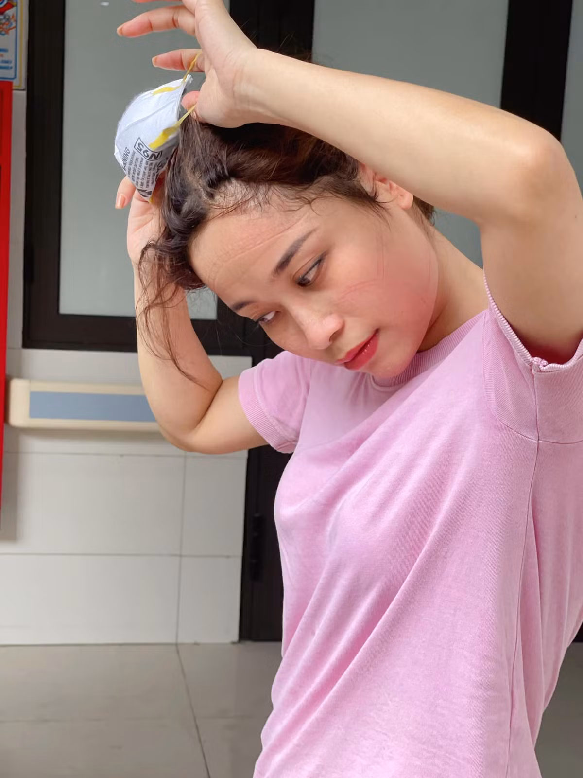  Chị Luyện Thu Trang (áo hồng, công tác tại khoa Lão học) cho Zing biết ngoài các y, bác sĩ của khoa Truyền nhiễm còn có đồng nghiệp từ nhiều khoa khác xung phong đến hỗ trợ. "Hôm nay trời mát, chúng tôi cảm thấy dễ chịu hơn một chút. Mấy ngày qua nắng nóng, chiếc áo blouse bên trong đồ bảo hộ của chúng tôi lúc nào cũng ướt sũng mồ hôi, mặt đỏ như gấc", chị kể.