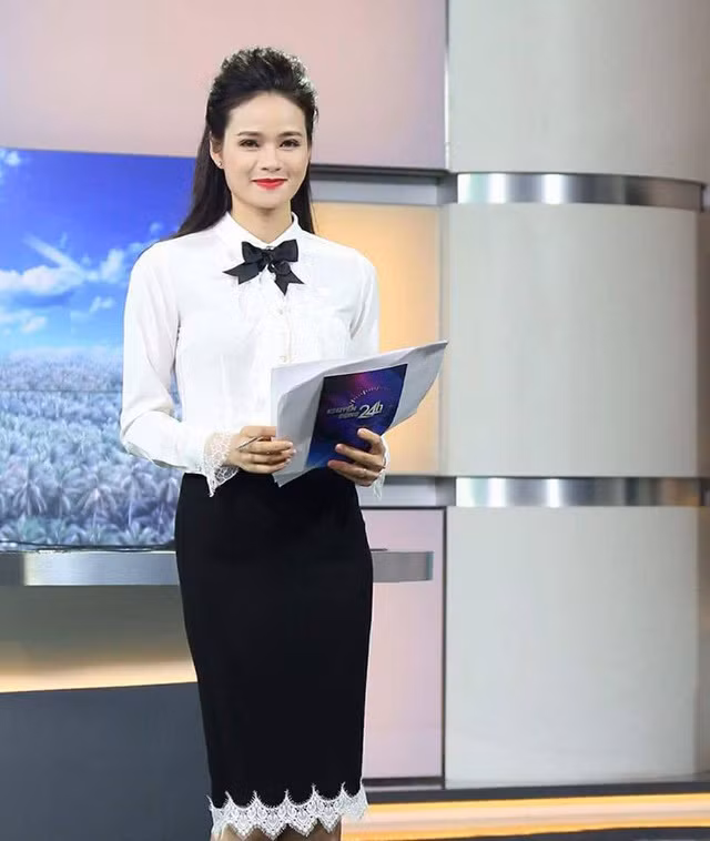 Mỗi khi lên sóng, cô chọn cho mình phong cách lịch lãm, chững chạc với vest, đầm công sở, giày cao gót.