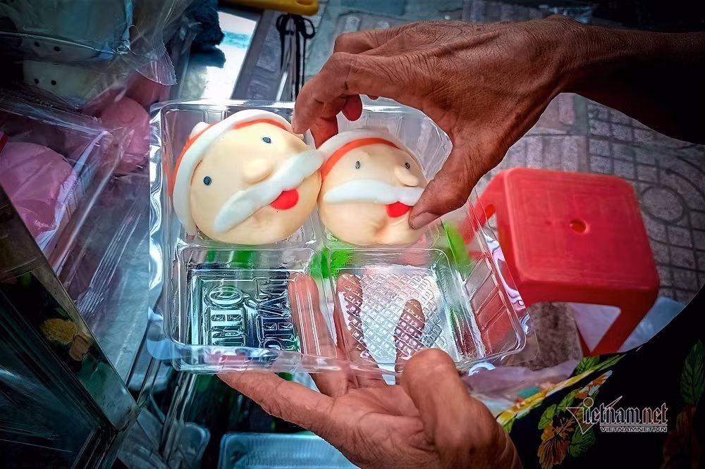 Doc nhat nam nay, banh bao ong gia Noel dat khach-Hinh-2