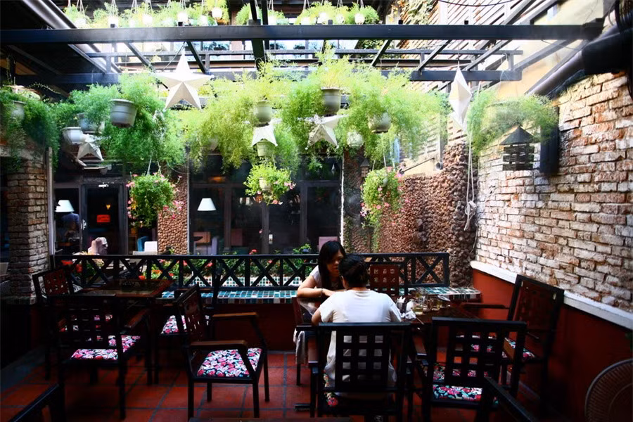Phía sau quán có một khối kiến trúc khác xây sau, liên hệ với khối nhà chính phía trước qua một khoảng sân trong.