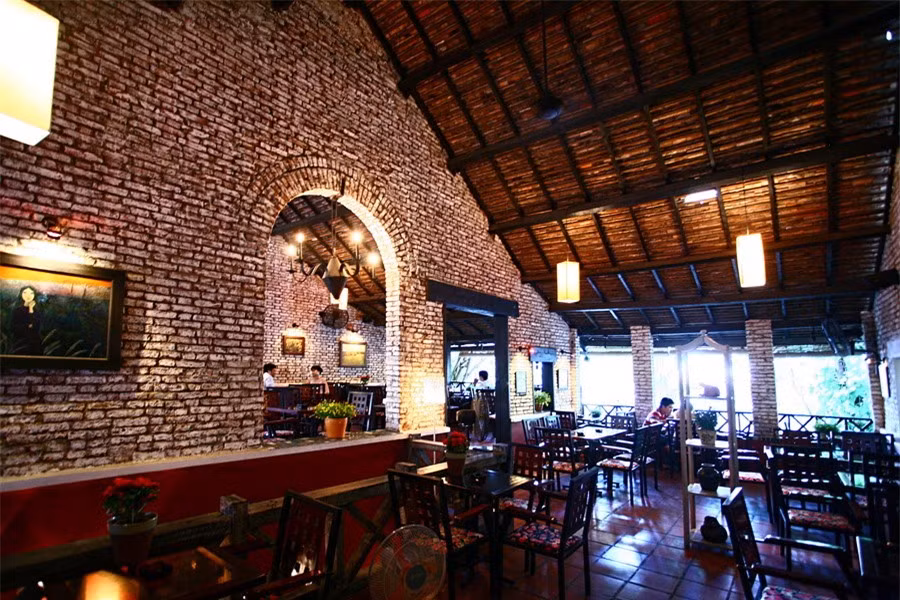 Kiến trúc này có hai gian hai bên, thông qua một ô cửa cuốn vòm tuyệt đẹp. Các mặt tường hướng ra ngoài đều mở trống không có cửa.