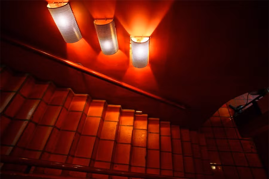 Một góc cầu thang lên lầu với màu sắc và chiếu sáng ấn tượng.