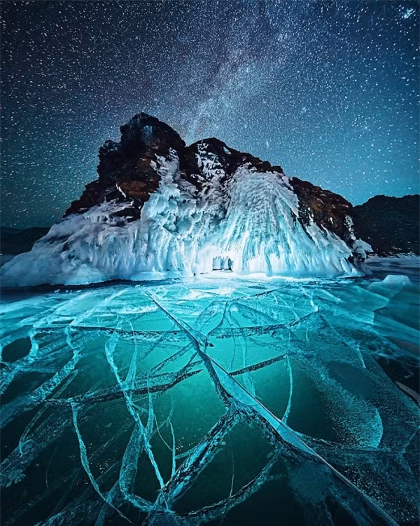 Hồ Baikal ở miền nam Siberia không chỉ là hồ lâu đời nhất thế giới mà còn là một trong những hồ sâu nhất thế giới và là một trong những hồ trong nhất. Những đặc điểm đó kết hợp với nhau làm cho nó trở thành một vị trí đắc địa cho các nhiếp ảnh gia vào bất kỳ dịp nào. Nhưng nhiếp ảnh gia Kristina Makeeva đến từ Nga đã tiến một bước xa hơn khi đã cho ra đời một bộ ảnh đáng kinh ngạc trên mặt hồ này.