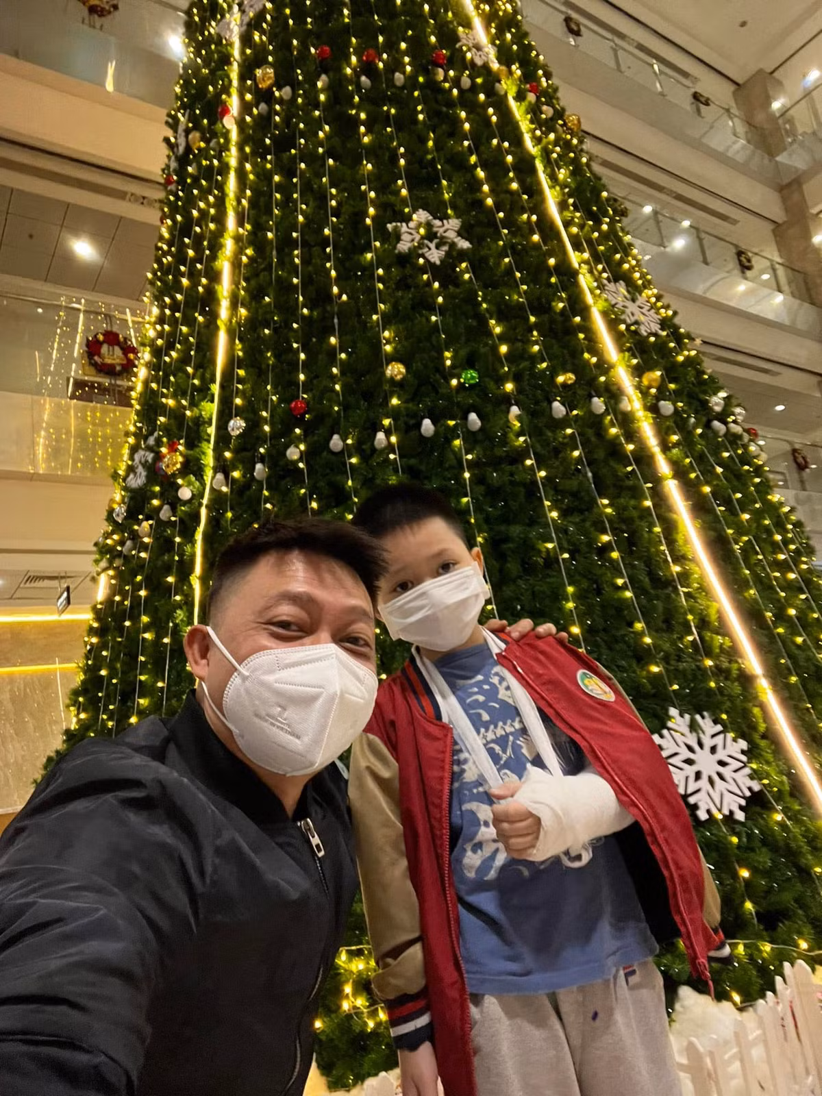 Công việc làm truyền hình rất bận rộn nhưng BTV Quang Minh thừa nhận: "Cả với 4 đứa, tôi đều đón con khi mới lọt lòng, khi con lớn thì xúc cơm, thay tã, thay bỉm, cắt tóc, cắt móng tay và chơi với chúng. Tôi không tự nhận mình là ông bố tốt hay ông bố quốc dân nhưng nói chung mình có được thời gian nào lo cho gia đình thì đều tranh thủ".