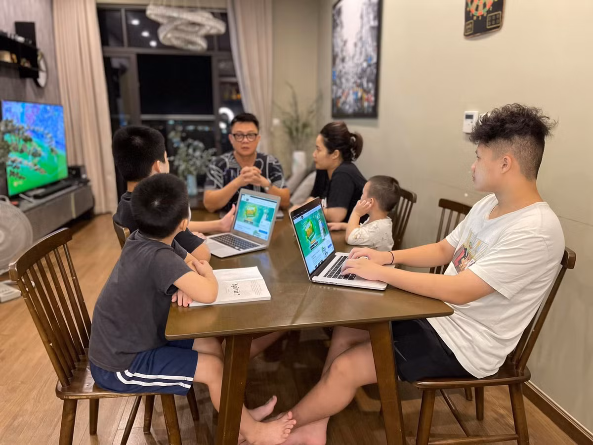 br/> Không nhận mình là ông bố nghiêm khắc nhưng BTV bảo làm gì cũng có khế hoạch. "Tôi chỉ biết nói tôi là kiểu ông bố muốn con làm gì cũng phải có kế hoạch, đặt thời khóa biểu cho từng ngày, tuân thủ như mội trường quân đội. Khi con đạt được điều gì đó thì sẽ có phần thưởng xứng đáng, nếu vi phạm thì sẽ bị phạt", anh nói.