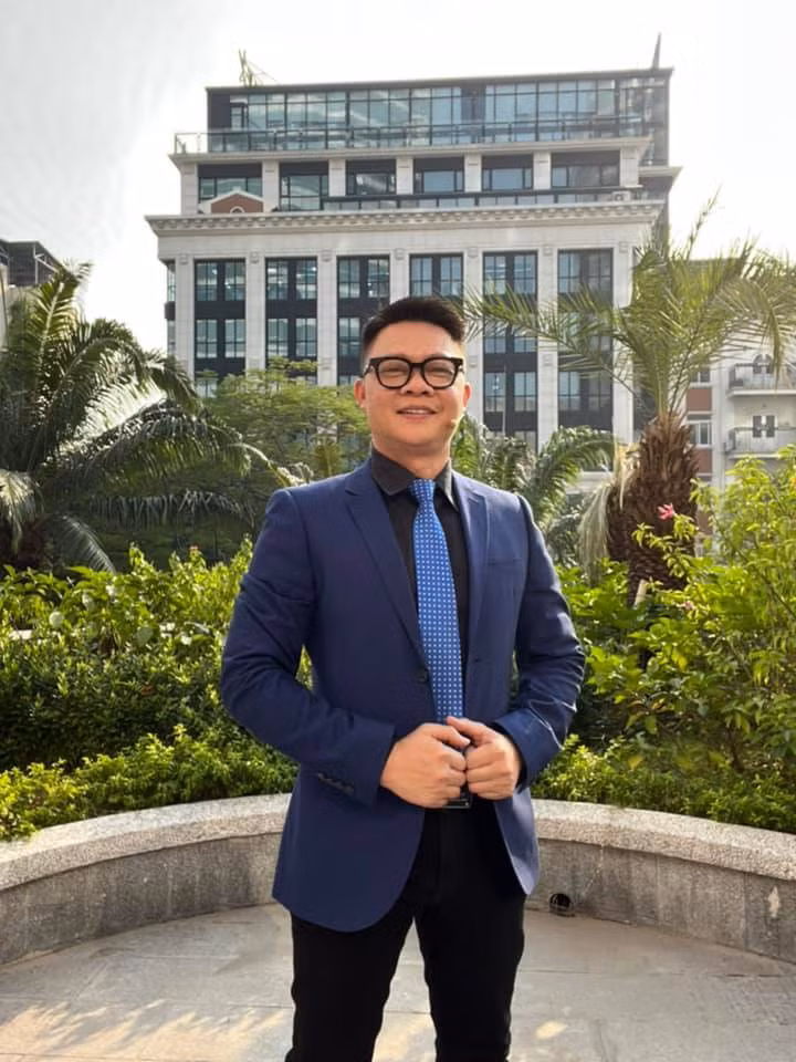 BTV Quang Minh là người chồng thương yêu, chăm sóc vợ con hết mình.