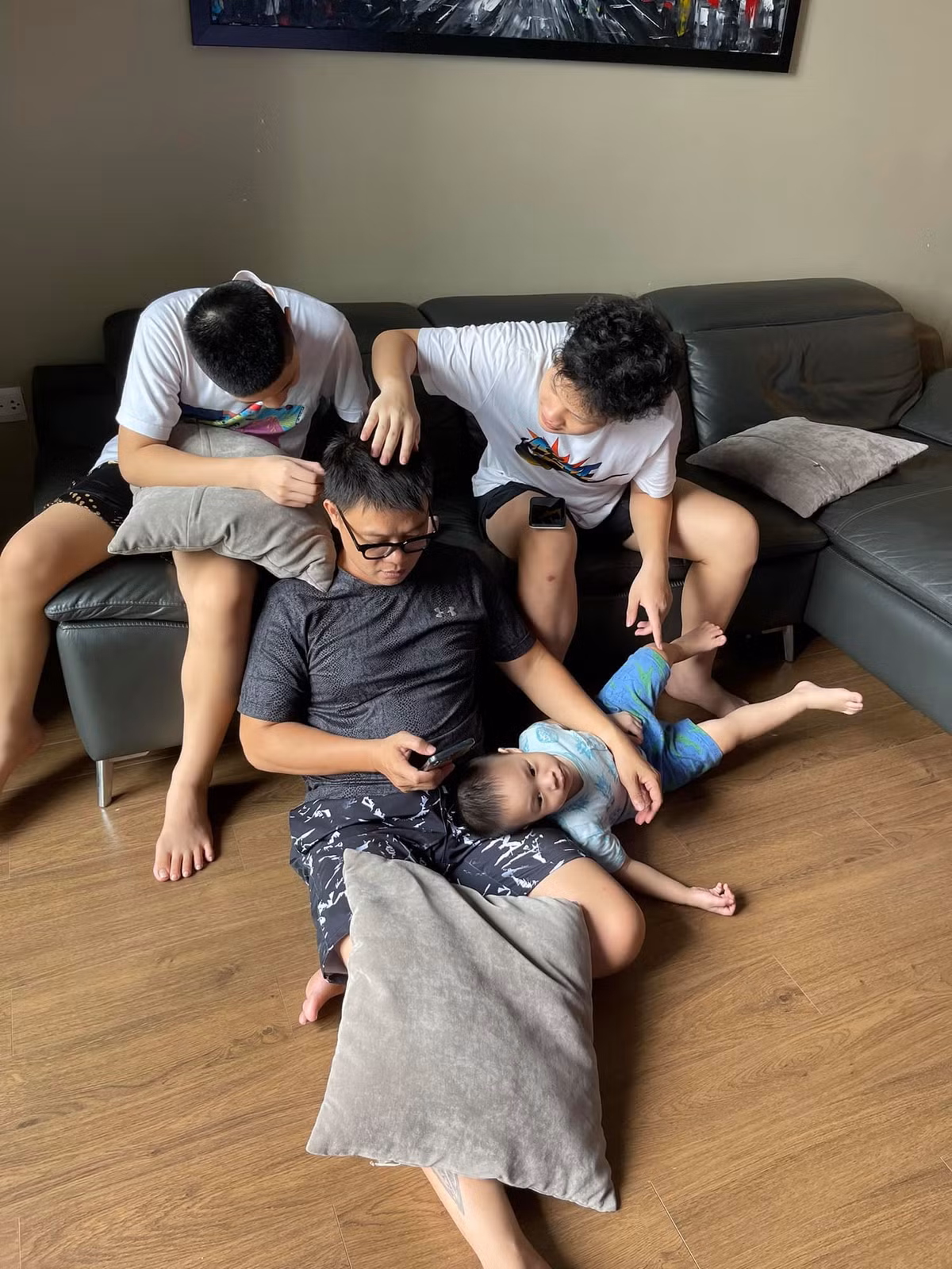br/> Thương vợ lúc nào cũng phải '3 đầu 6 tay' lo mọi việc nên cứ thu xếp được thời gian, gia đình BTV Quang Minh lại quây quần bên nhau.