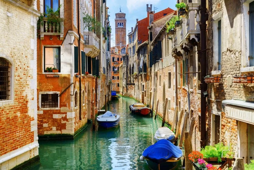Venice, Ý: Venice đã chìm xuống biển hơn 22 m trong 100 năm qua. Mặc dù chính quyền đang cố gắng để Venice không bị chìm, nhưng không có nhiều hành động cụ thể được làm. Các nhà khoa học ước tính trong vòng 70 năm nữa, Venice sẽ hoàn toàn chìm dưới mặt biển. Có lẽ đây là lý do tại sao trong mấy năm gần đây, khách du lịch đến nơi đây đã tăng vọt.