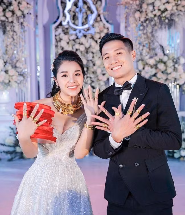 Ung Hoang Phuc mac sai lam khi chuc mung hon le Bui Tien Dung