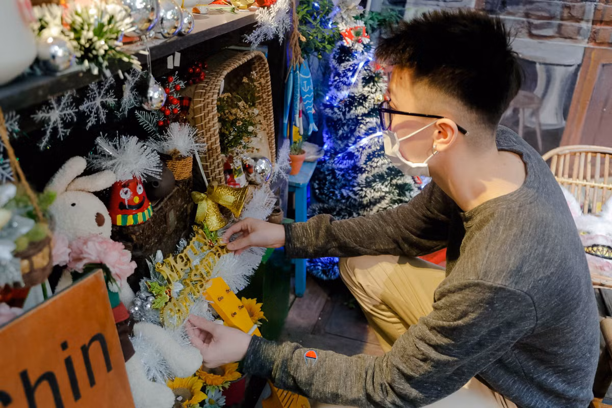 Đây cũng là một trong những quán cà phê trang trí chủ đề Noel sớm nhất tại Hà Nội. Nhân viên tại Chin Chan cho biết quán muốn đem lại không khí ấm áp qua những món đồ trang trí nhỏ nhắn, dễ thương hơn là sự cầu kỳ.