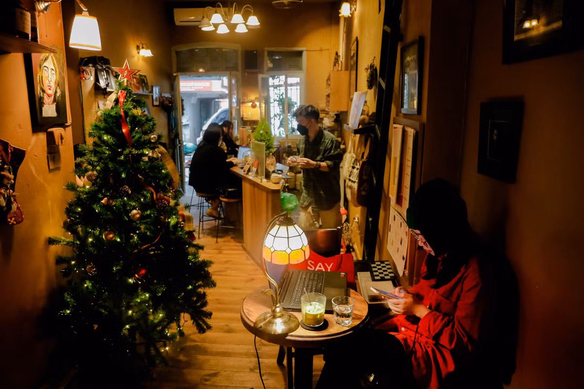 Tranquil Artisan coffee (Nguyễn Quang Bích, quận Hoàn Kiếm) tạo điểm nhấn bằng một cây thông ngay giữa quán. Huy, nhân viên của quán, cho biết trước các sự kiện như Giáng sinh hay Tết Nguyên đán khoảng một tháng, quán sẽ bắt đầu tiến hành trang trí để làm mới không gian. "Năm nay, nhiều vị khách thấy quán 'lên đồ' Giáng sinh sớm cũng bất ngờ và thích thú chụp hình".