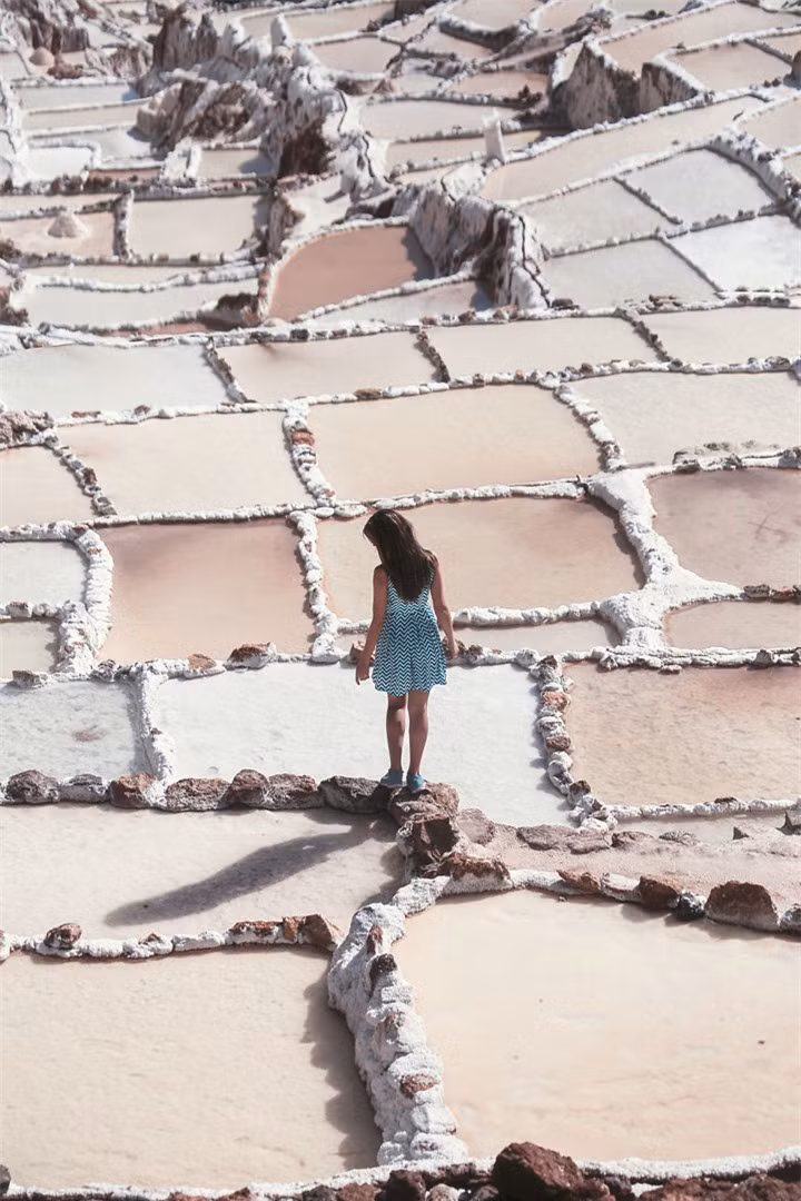 Thăm đồng muối Maras ở thung lĩnh Inca linh thiêng của Peru, du khách thường lên đến tận đỉnh núi để nhìn xuống những ô muối trắng tinh trải dọc sườn đồi. (Ảnh: Bored Panda)