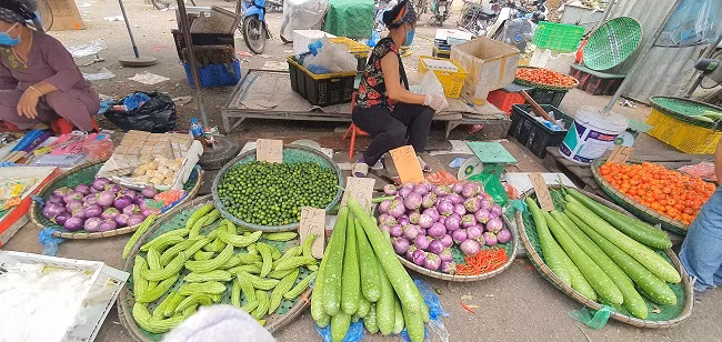 500 nghin mua duoc thuc an ca tuan, nguoi dan do xo di cho dau moi-Hinh-5