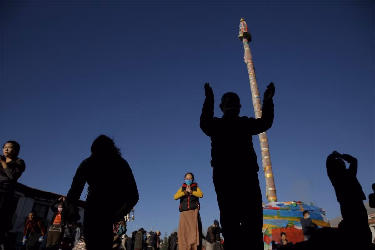  Ngôi đền Jokhang nằm ở trung tâm Lhasa, mỗi ngày có thể thấy hàng ngàn tín đồ đạo Phật của Tây Tạng đến để cầu nguyện ở cả bên trong và bên ngoài đền.
