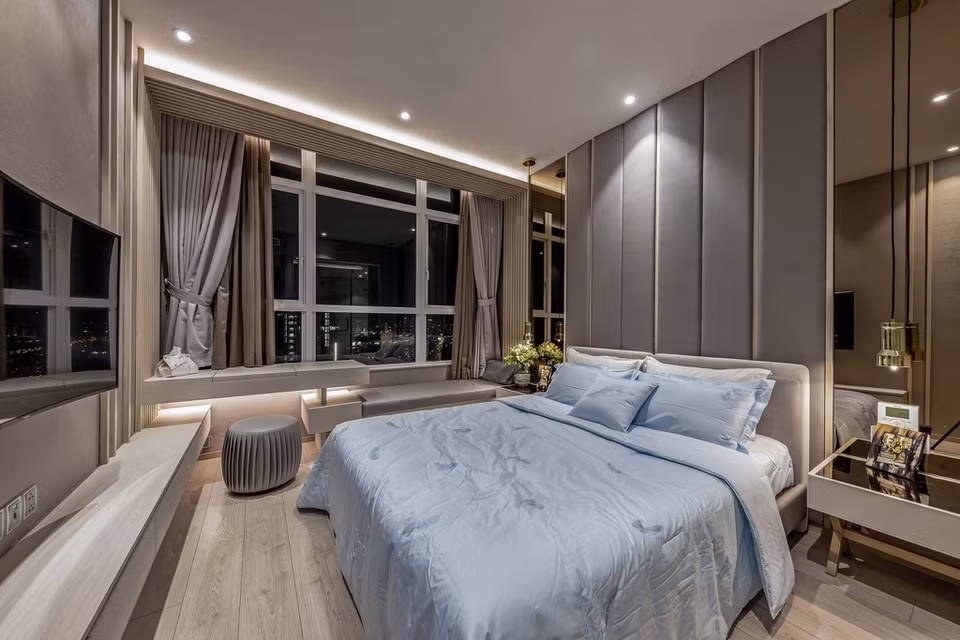 br/> Phòng ngủ của ông bà nằm tại tầng 1, sử dụng màu xanh nhẹ nhàng.