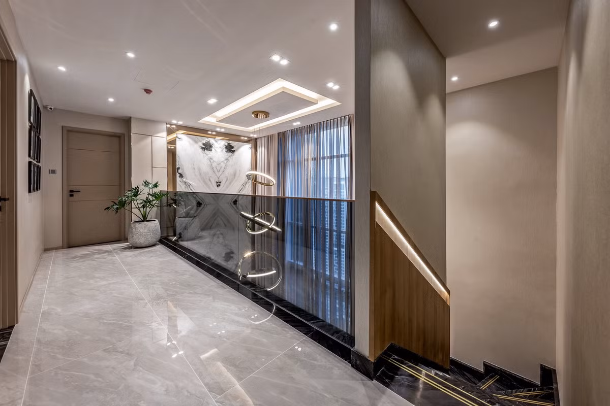 Khoảng không thông tầng cao 6 m giúp không gian có nhiều ánh sáng.