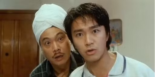  Chú Ba trong Thánh bài (1990): Thánh bài là bộ phim giễu nhại từ Thần bài (1989) của đạo diễn Vương Tinh. Ngô Mạnh Đạt và nữ diễn viên Trương Mẫn là các gương mặt xuất hiện trong cả hai bộ phim. Với Thần bài, ông vào vai đối thủ của nhân vật chính (Châu Nhuận Phát). Sang tới Thánh bài, ông vào vai Chú Ba - người có công khai phá tài năng bài bạc của Tả Tụng Tinh (Châu Tinh Trì) và dẫn dắt anh vào con đường kiếm tiền từ trò đỏ đen. Ông tiếp tục trở lại trong Thánh bài III được sản xuất năm 1991. Ảnh: Golden Harvest Productions.