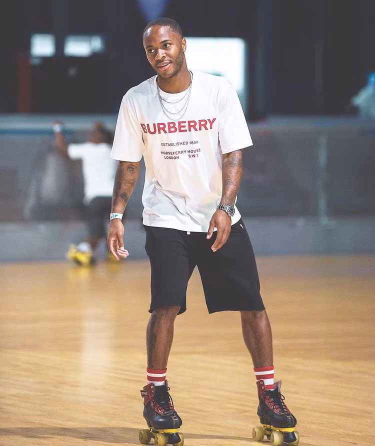 Sterling thường xuyên xuất hiện bên các thiết kế đắt đỏ. Burberry là một trong những nhà mốt được nam cầu thủ ưa chuộng.