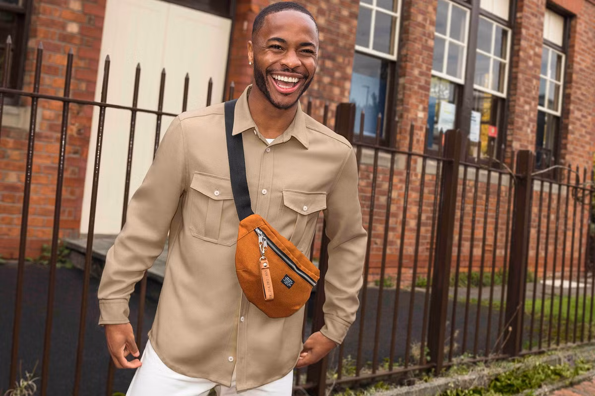 Bên cạnh đó, đối với Sterling, David Beckham là người hàng đầu khi nói về thời trang: "Beckham chỉ làm đúng thôi". Justin Bieber là người thứ 2 mà cầu thủ 26 tuổi thấy ấn tượng. Anh khẳng định không yêu thích quần áo của Justin. Tuy nhiên, Sterling ngưỡng mộ cách nam ca sĩ trông đẹp khi mặc bất kỳ món đồ nào. Chân sút tuyển Anh khẳng định: "Tôi không nghĩ mình có thể làm được điều đó".