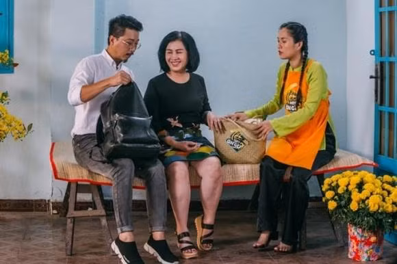 Hua Minh Dat tiet lo chuyen me ruot va ba xa ngan can viec dang status
