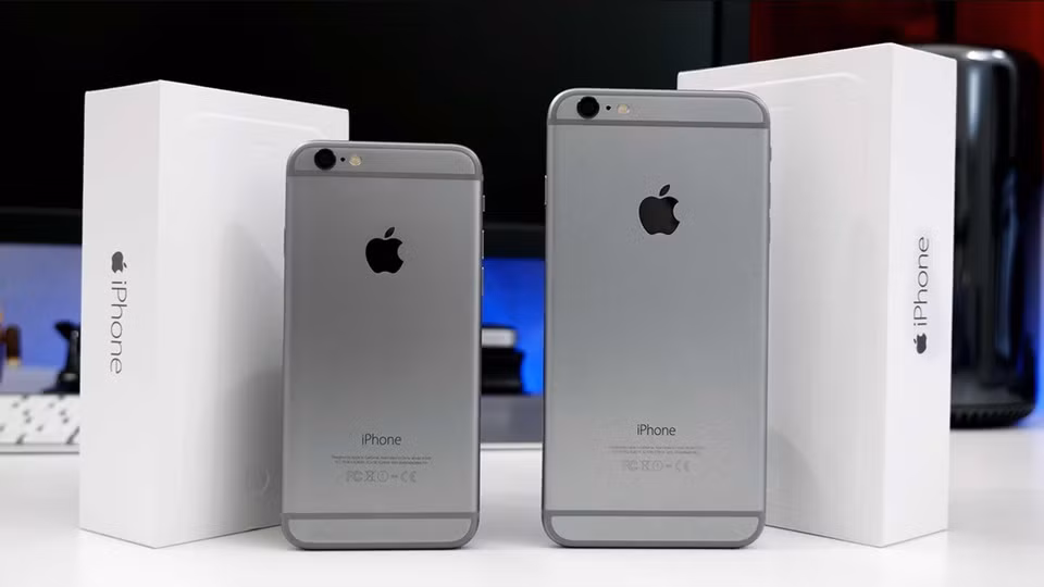 br/> Jobs cũng từng khẳng định smartphone màn hình lớn không cần thiết, kích thước chỉ nên nằm gọn trong lòng bàn tay. Tuy nhiên, sự ra đời của những smartphone Android màn hình lớn hơn cho thấy kích thước 3,5 inch của iPhone quá nhỏ bé. Đến năm 2012 khi Cook trở thành CEO, Apple ra mắt iPhone 5 với màn hình 4 inch, tiếp theo là iPhone 6 và 6 Plus với màn hình lần lượt 4,7 inch và 5,5 inch, bộ đôi iPhone thành công nhất của Táo khuyết từ trước đến nay. Ảnh: 9to5mac.