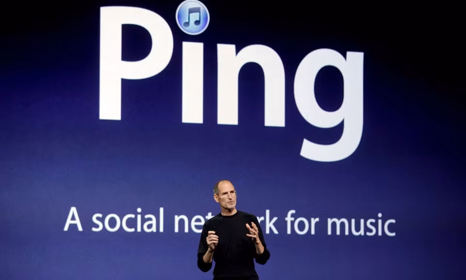 br/> Năm 2010, Jobs giới thiệu mạng xã hội âm nhạc iTunes Ping, cho phép theo dõi nghệ sĩ ưa thích và bạn bè. Chỉ mất 48 tiếng để Ping thu hút 1 triệu người đăng ký. Tuy nhiên, sự ra mắt của Ping không suôn sẻ khi khả năng tích hợp với Facebook để tìm bạn bè đã bị loại bỏ do thương lượng thất bại. Ảnh: Getty Images.