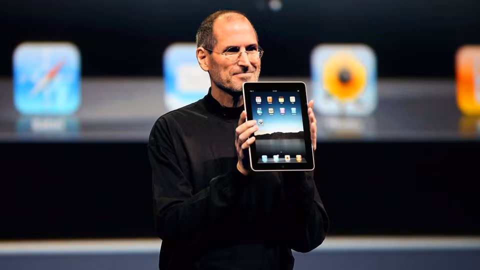 br/> Sai lầm tiếp theo của Jobs liên quan đến iPad. Vào năm 2011, dòng iPad đầu tiên có doanh số khá tốt, nhưng cũng là lúc các hãng Android ra mắt tablet kích thước 7 inch nhỏ gọn và rẻ hơn. Tuy nhiên, Jobs vẫn giữ quan điểm kích thước 9,7 inch là lợi thế của iPad so với đối thủ. Eddy Cue đã gửi email cho ban lãnh đạo nói về trải nghiệm tốt khi sử dụng tablet 7 inch khiến ông “vứt bỏ” iPad. Ảnh: New York Times.