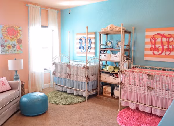 Yếu tố ánh sáng cũng cần được chú ý đặc biệt. Bạn cần đảm bảo căn phòng thoáng mát, đủ ánh sáng nhờ hệ thống cửa sổ. Có như vậy, sức khỏe của trẻ mới được đảm bảo