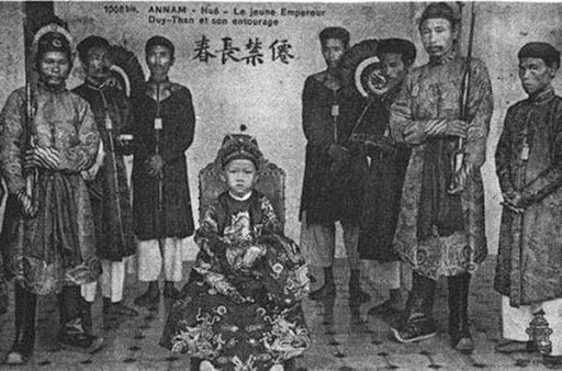 5 hoàng đế nhà Nguyễn nối nhau ngồi ngai vàng - Hình 3 5 hoang de nha Nguyen noi nhau ngoi ngai vang-Hinh-3