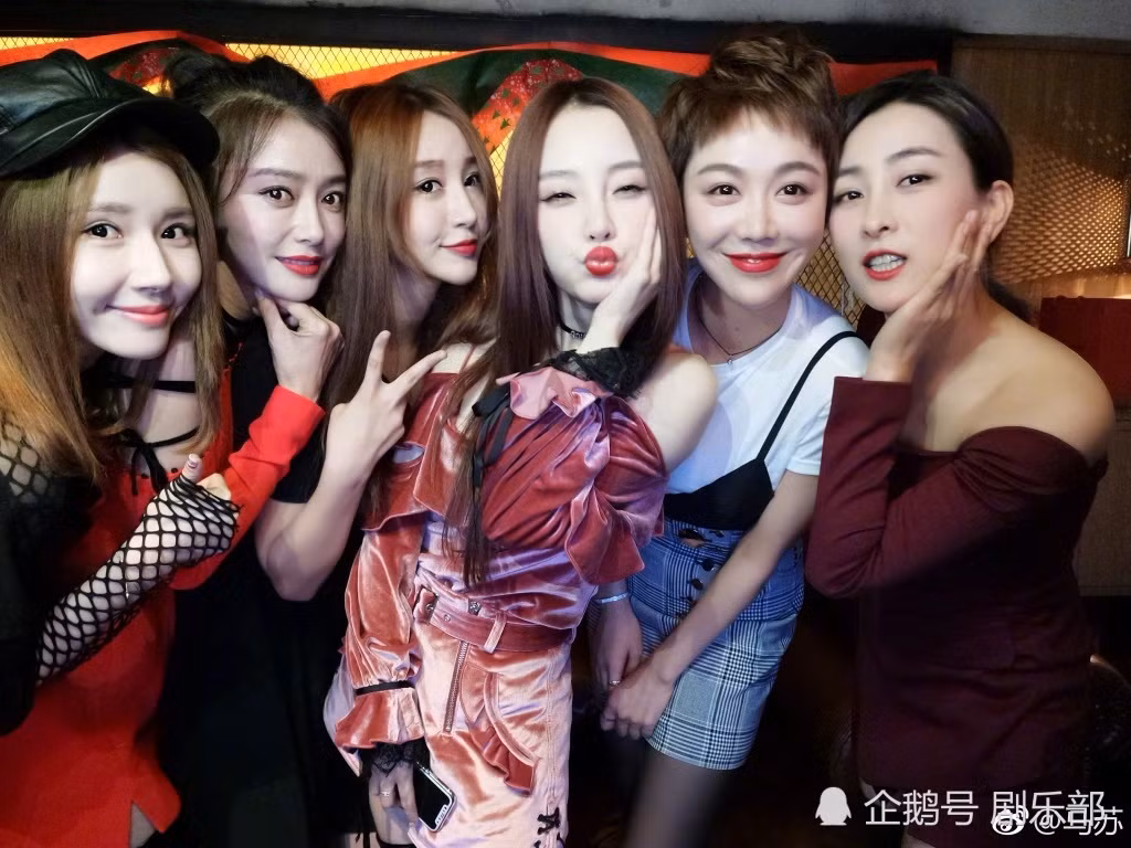 Bên cạnh đó, khán giả còn chú ý tới hội bạn thân của Phương An Na đều là những nữ diễn viên có gia cảnh giàu có, tai tiếng như Lý Tiểu Lộ, Mã Tô, Tần Lam. Cô còn là bạn thân nhiều năm của Dương Mịch.