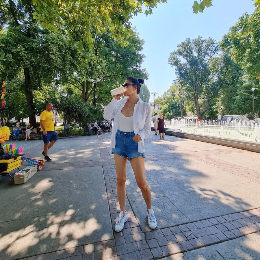 Chị em có thể khoác ngoài áo sơ mi trắng oversized như outfit của Ngô Thanh Vân. Combo này đầy phóng khoáng, trẻ trung mà cũng rất tôn dáng.