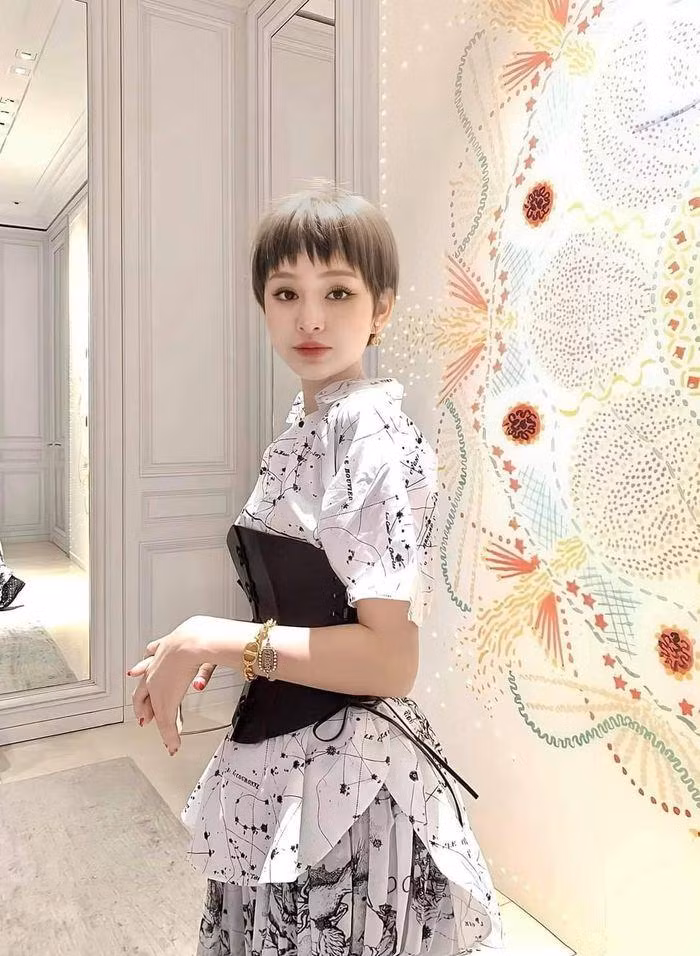 Hiền Hồ trông như búp bê đời thực khi diện váy sơ mi họa tiết đơn giản mix cùng áo corset màu đen trendy. Outfit giúp tôn lên vòng eo thon nhỏ của nữ ca sĩ.
