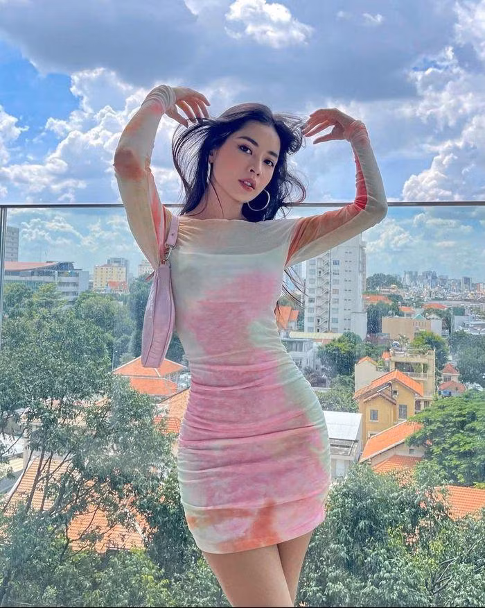 Jun Vũ eo bé bằng "nắm tay" - Thiều Bảo Trâm sexy tuổi 27 Jun Vu eo be bang