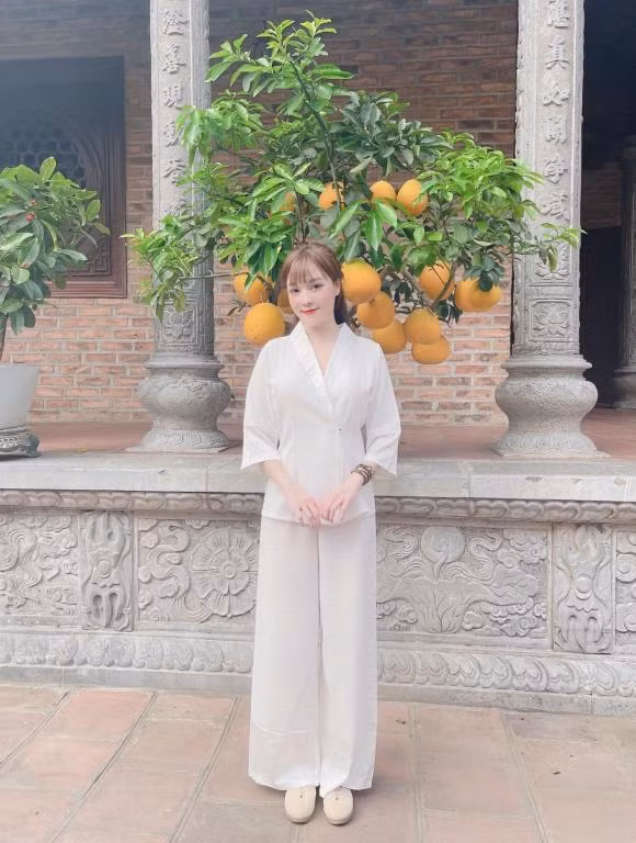 Au Ha My dang anh nen na khi len chua cau an