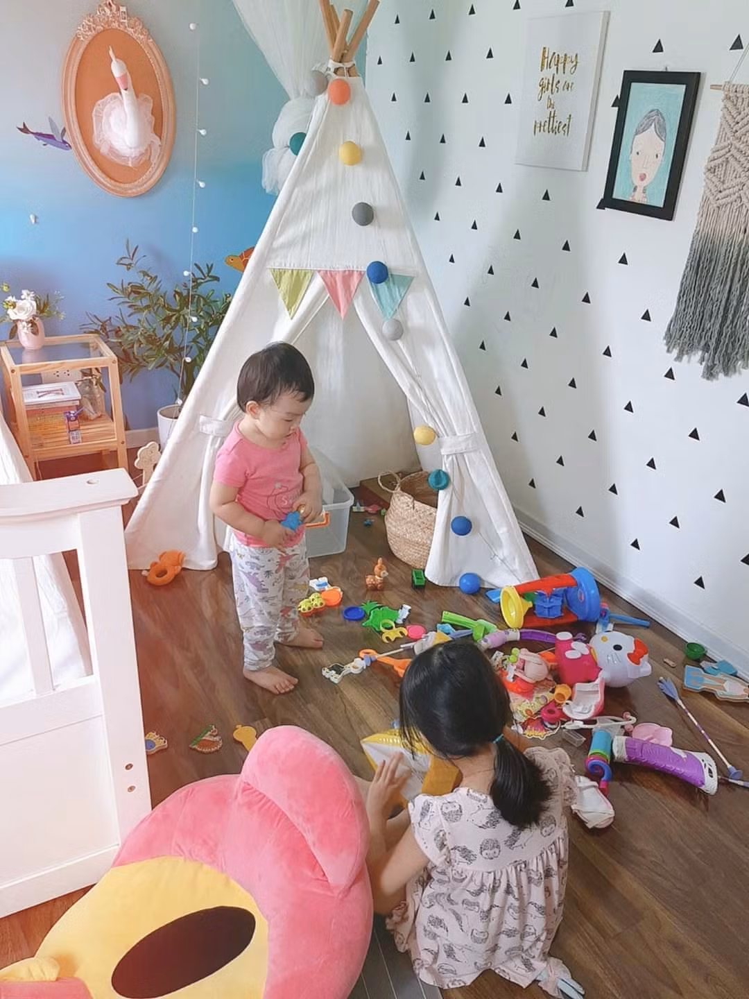 Nhà ống đẹp xuất sắc, ánh sáng rọi thẳng từ nóc xuống ảnh 24