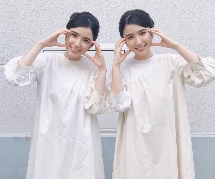 Mina - Maria thường chọn cách trang điểm nhẹ nhàng mỗi lần xuất hiện. Cặp song sinh nhận nhiều lời khen khi tự tin khoe mặt mộc lên trang cá nhân. Người theo dõi bình luận dù không trang điểm, chị em cô vẫn xinh đẹp và đầy khí chất.