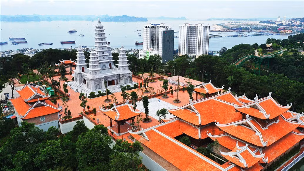 Tọa lạc tại núi Ba Đèo, được bao bọc bởi rừng thông xanh rì, Bảo Hải Linh Thông Tự có tầm nhìn ôm trọn vịnh biển Hạ Long thơ mộng. Do chùa có vị trí đắc địa, đại lão hòa thượng Thích Trí Tịnh - Phó Pháp chủ Hội đồng chứng minh Giáo hội Phật giáo Việt Nam đã đích thân đặt tên cho quần thể tâm linh trên đỉnh Ba Đèo là Bảo Hải Linh Thông Tự. Tên gọi có hàm nghĩa “ngôi chùa linh thiêng nằm giữa đồi thông xanh mát”; “bảo vật gìn giữ, bảo vệ cho thành phố biển Hạ Long được bình an, thịnh vượng”. 