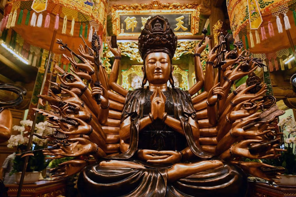 Theo nghệ nhân tượng Phạm Bá Đua - người chịu trách nhiệm tạo tác hệ thống tượng tại Bảo Hải Linh Thông Tự, các tượng đồng tại quần thể này đều được chế tác bởi công nghệ đúc đồng khuôn vỏ mỏng hiện đại và công phu nhất hiện nay. Bởi thế, các chi tiết trên mỗi bức tượng không chỉ giống với mẫu tượng cổ mà còn đạt đến mức độ cao về sự tinh xảo.