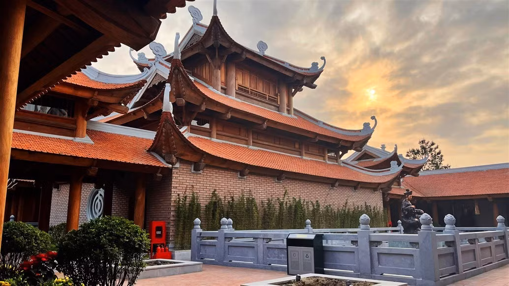Mang kiến trúc chùa Việt cổ thế kỷ XVII-XVIII, toàn bộ công trình trong quần thể Bảo Hải Linh Thông Tự (trừ Ngũ Phương Bảo Tháp) đều được làm bằng gỗ lim. Đây cũng là một trong số ít công trình tâm linh tại Việt Nam được kiến tạo hoàn toàn từ gỗ, với điểm nhấn là bộ khung gỗ mái dạng “giá chiêng, chồng rường”.