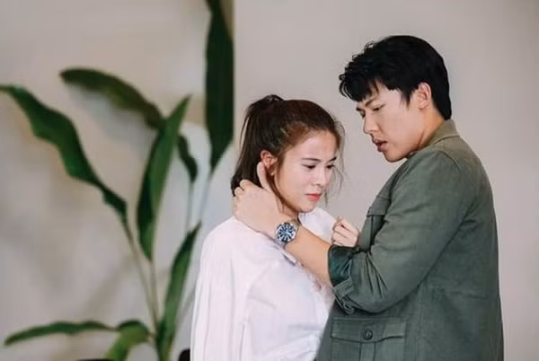 Chồng cay cú nói với bạn: "Có tiền tao đuổi nó đi ngay" Chong cay cu noi voi ban: