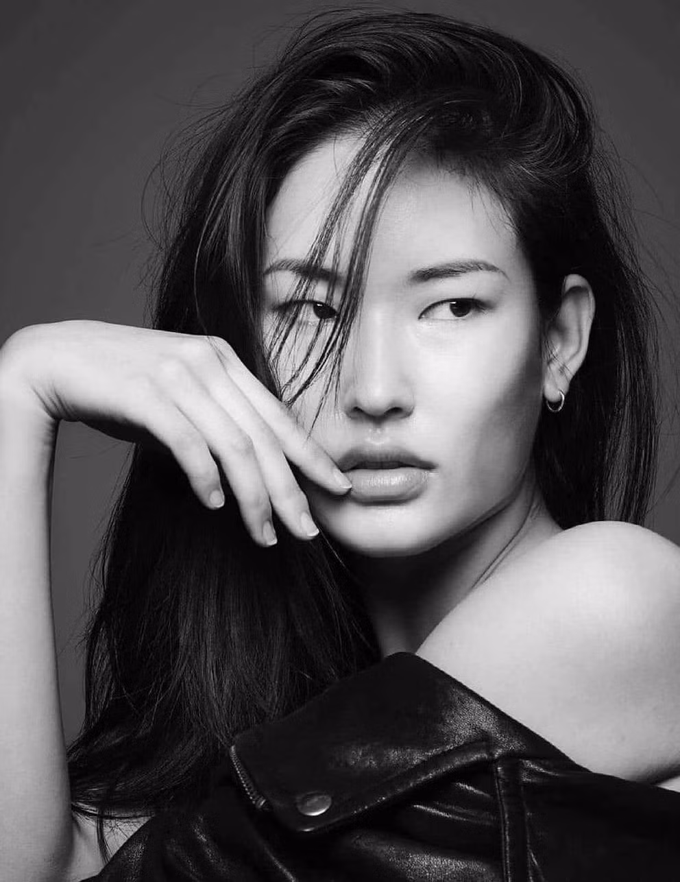 Trên trang cá nhân, Hyun Joo thường xuyên đăng tải những bức ảnh liên quan đến công việc. Người đẹp từng là gương mặt trang bìa cho nhiều tạp chí nổi tiếng thế giới như Harper's Bazaar Singapore, Venice hay Oscar de la Renta.