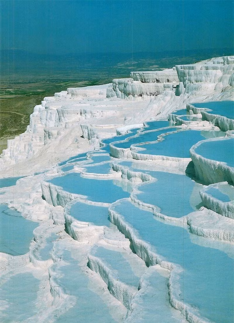 Kỳ quan thiên nhiên Pamukkale ở Thổ Nhĩ Kỳ nổi tiếng với địa hình nhũ đá vôi trắng xoá với suối nước ngầm trong xanh chảy tràn tự nhiên và giàu khoáng chất.
