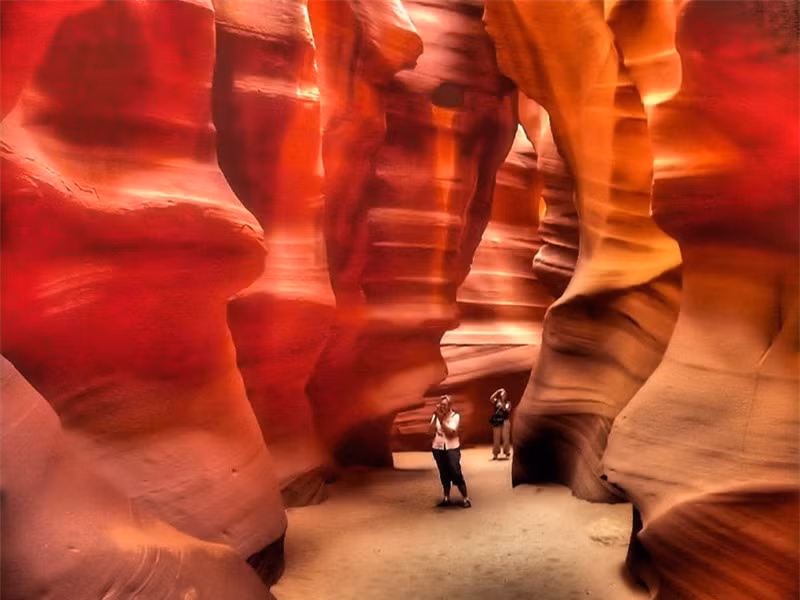 Antelope Canyon thuộc bang Arizona, Mỹ là hẻm núi rất độc đáo và có một vẻ đẹp lạ lùng thường thấy trong những tấm postcard.