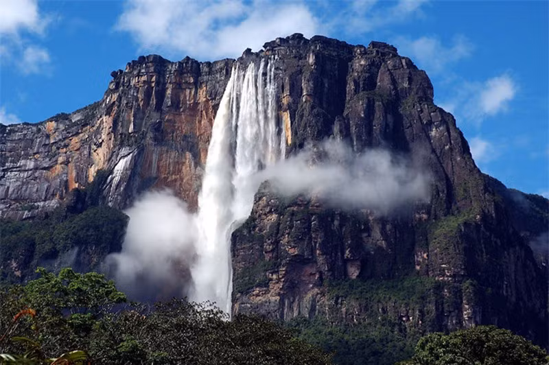 Angel là thác nước cao nhất thế giới nằm ở Venezuela, là một trong những điểm thu hút du lịch phổ biến nhất của những người yêu thiên nhiên trên thế giới.